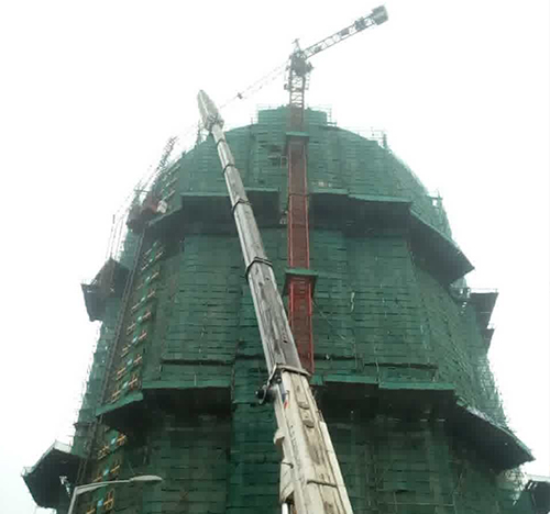 永仁吊车在工地上作业
